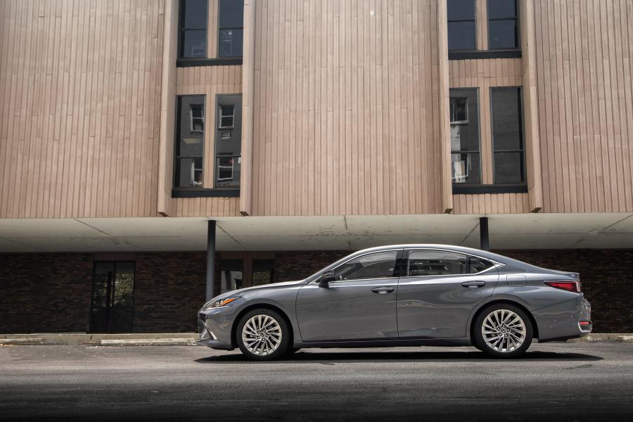  Lexus ES250 2018 года  (WW) (фото 11 из 21)
